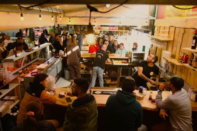 La Casa de las Tapas à Lourdes avec des personnes en train de manger et boire